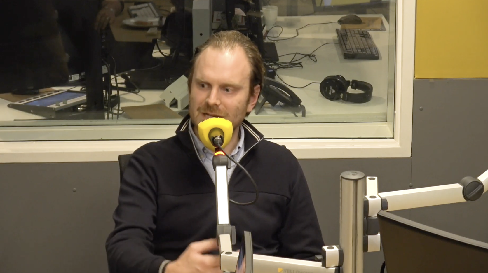 Floris Hoogenboom in de studio bij De Ochtendspits van BNR in 2024